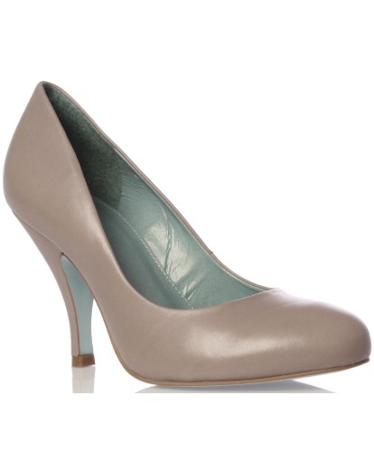 Court shoes