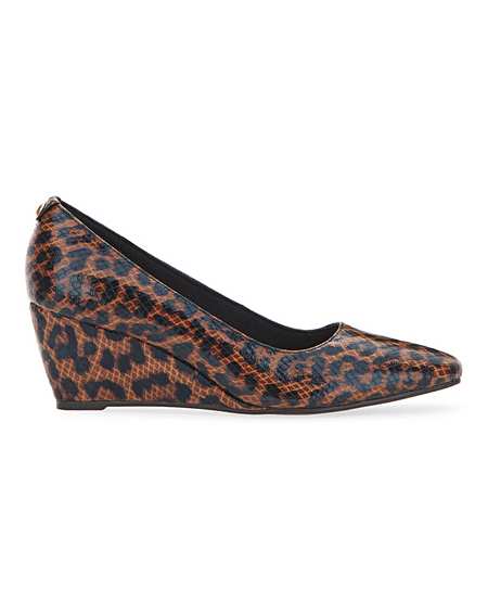 Leopard print outlet wedge heel shoes