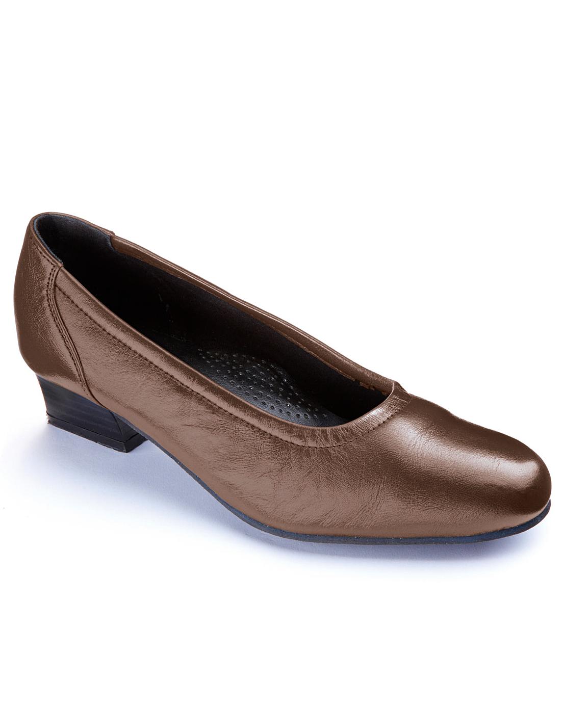 leather court shoe