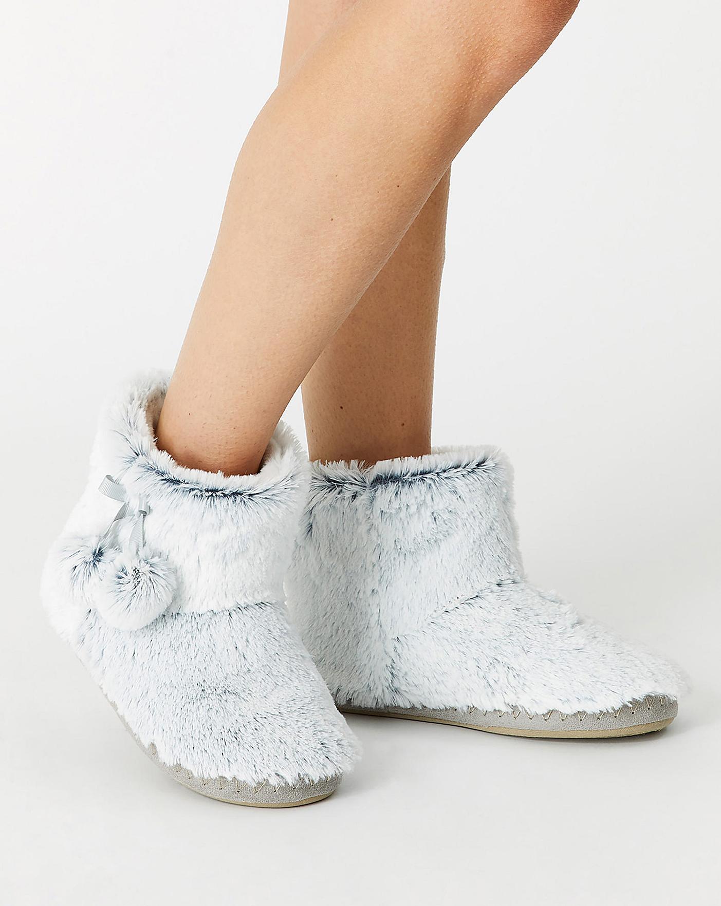 Crochet Kit - Hibernation Crochet Slipper Boots – Lion Brand Yarn