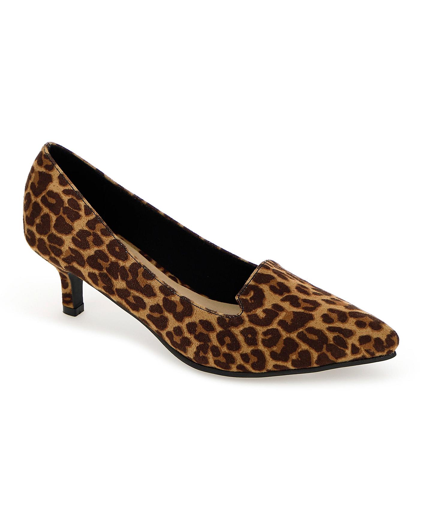 Leopard print hotsell kitten heel pumps