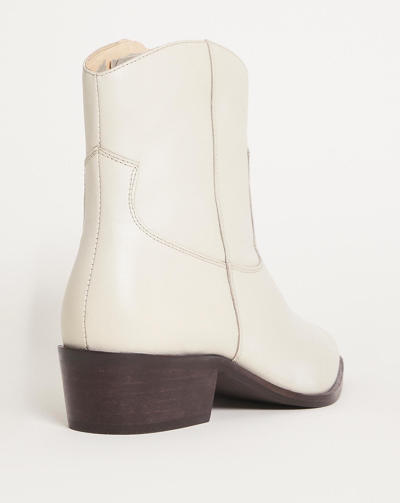 Short white deals cowboy boots