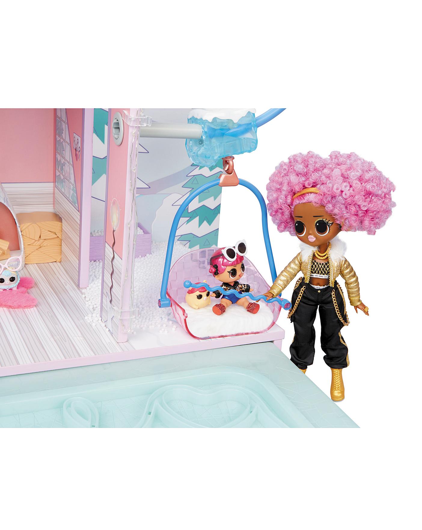 does the lol winter chalet come with dolls