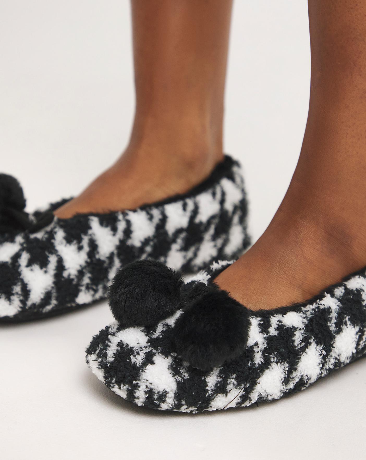 Black pom pom store slippers