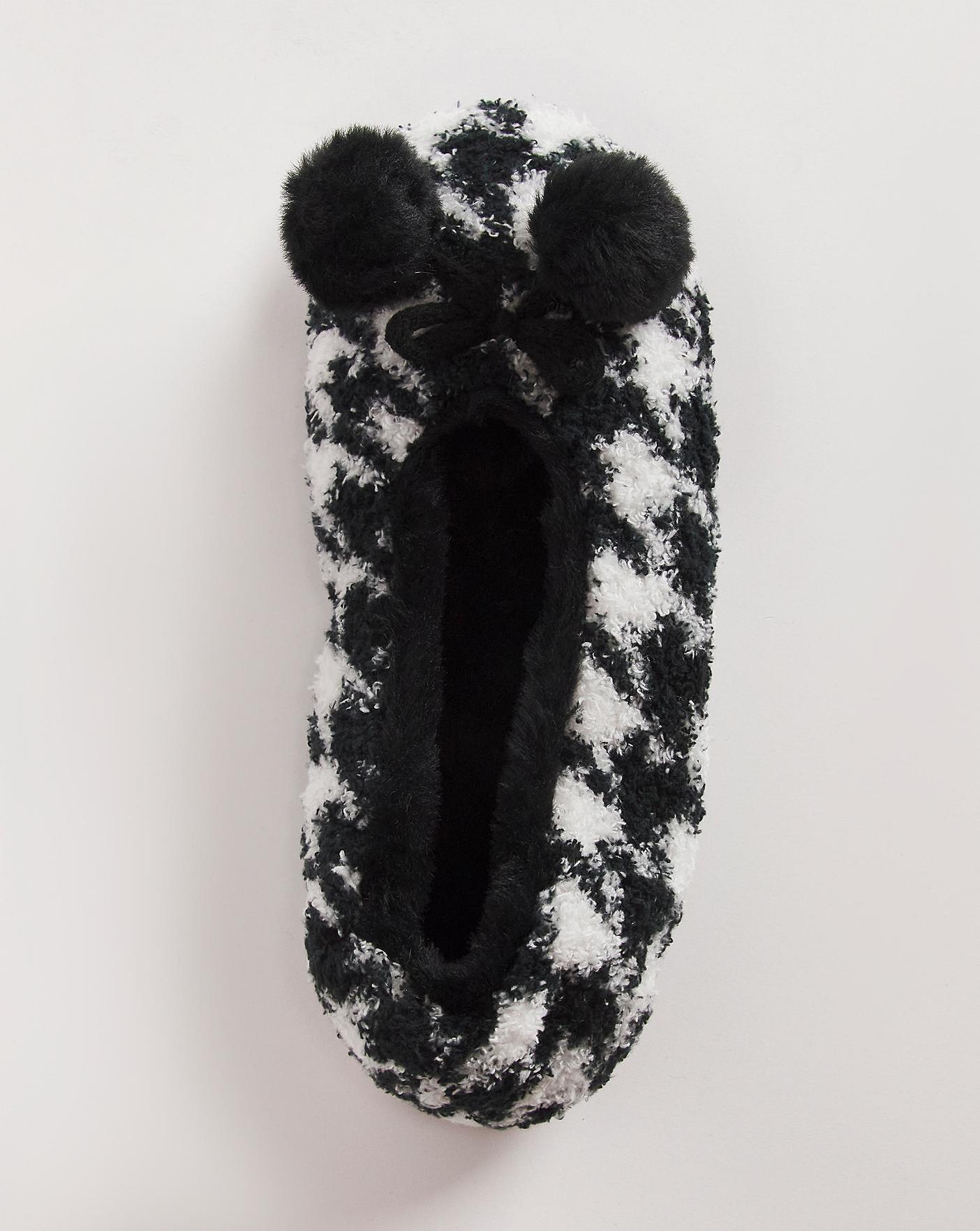 Black pom 2024 pom slippers