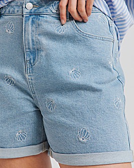 Light Wash Shell Embroidered Mom Short