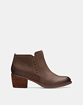 Clarks Neva Leather Chelsea Boots Wide Fit