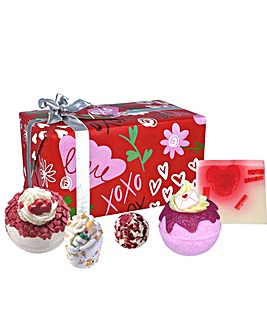 Bomb Cosmetics XOXO Hugs & Kisses Bath Bomb Gift Set