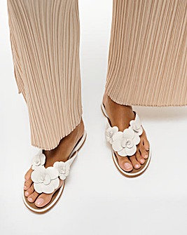 FitFlop White Gracie Flower Leather Flip-Flops - Standard Fit (D)