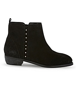 wide flat ankle boots